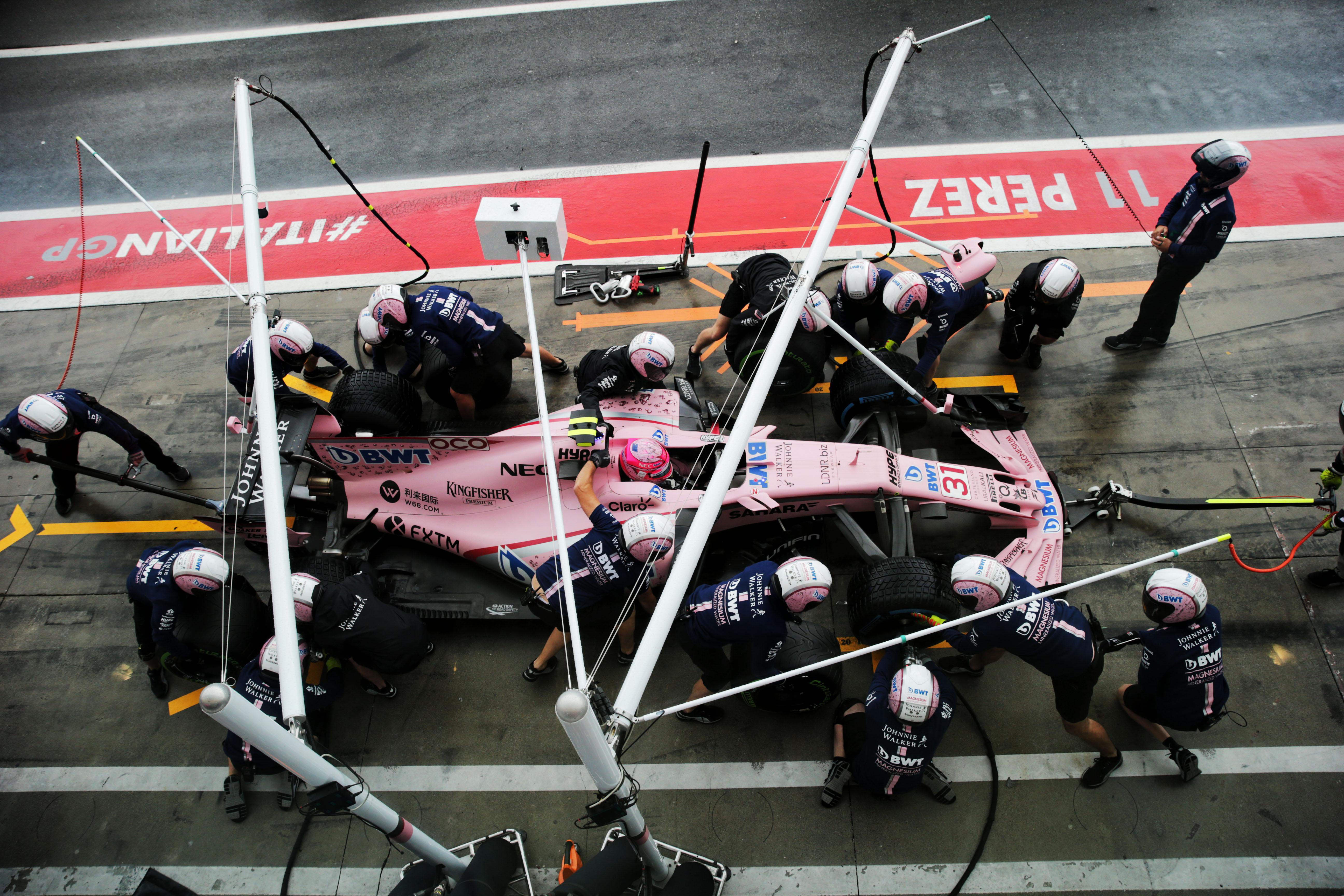 红牛车队力克红牛二队,佩雷兹统治全场 红牛车队力克红牛二队,佩雷兹统治全场