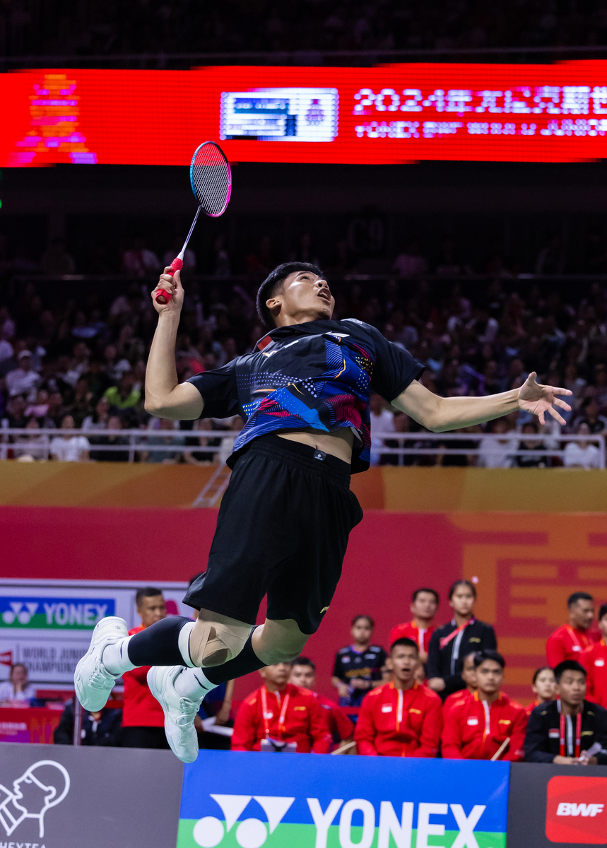 羽毛球选手场上表现丝毫不落下风