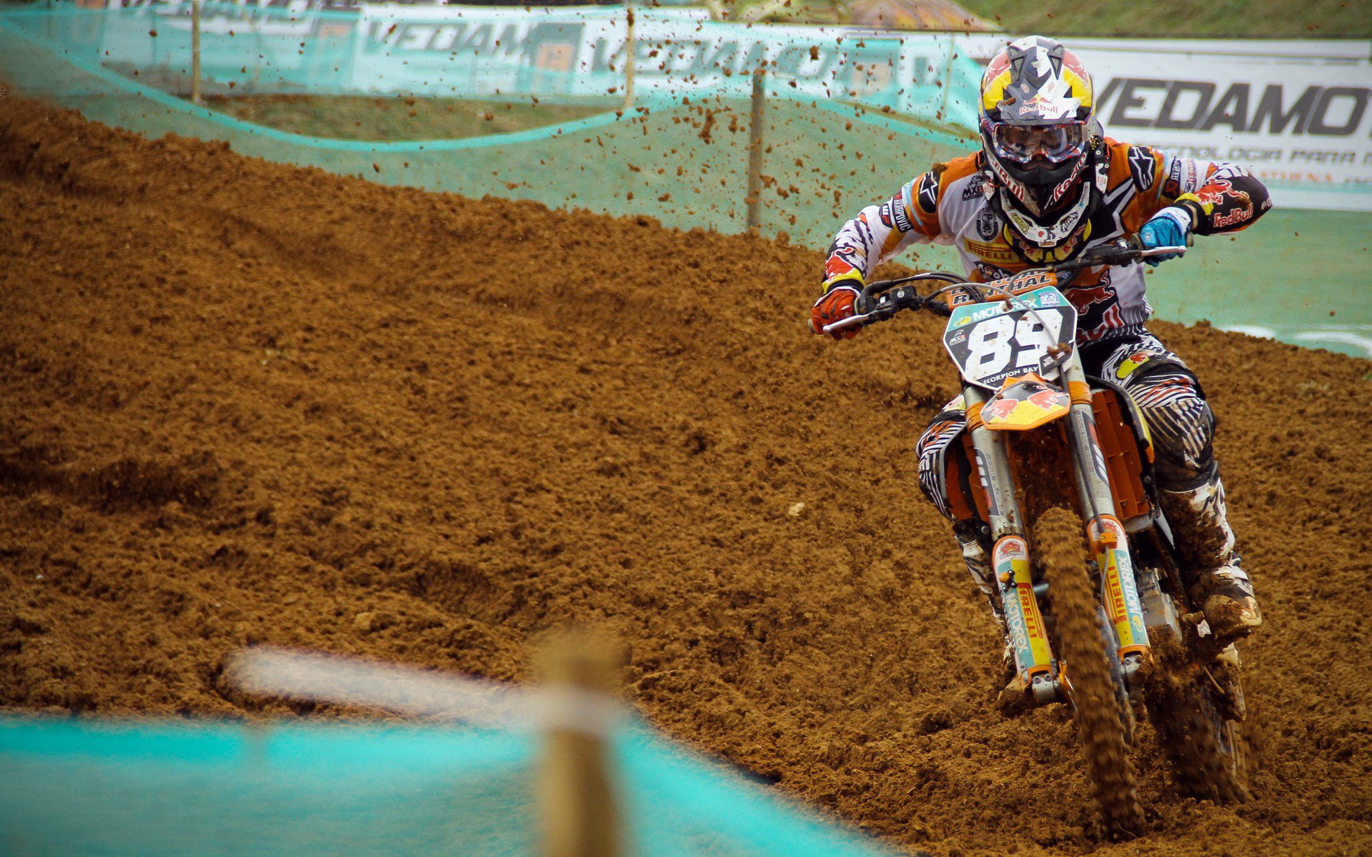 赛道魔术师，约基奇披挂F1战袍，以魔术斩落独行侠车手